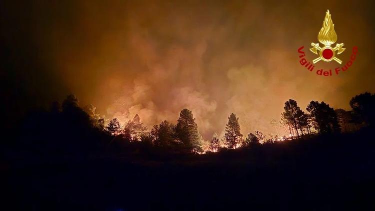 MORNESE – Proseguono le operazioni di spegnimento del grosso incendio boschivo (FOTO)