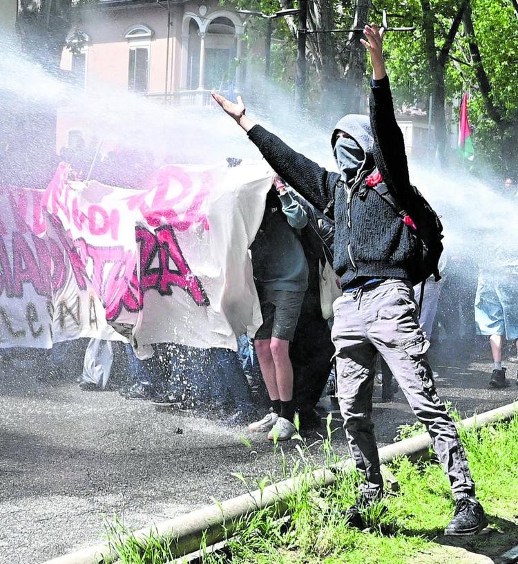 "Si è presa il Covid perché è ebrea". Insulti antisemiti pure alle compagne