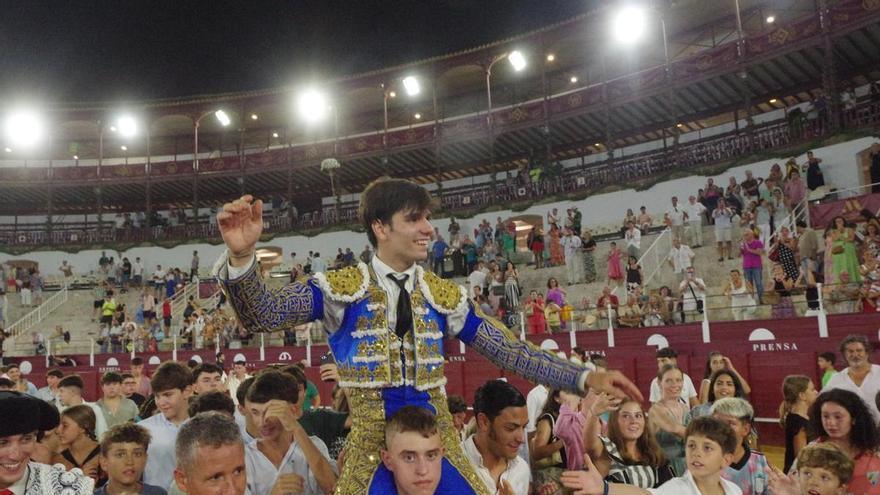 Hugo Maciá se gradúa en La Malagueta y gana el Certamen de Escuelas Taurinas