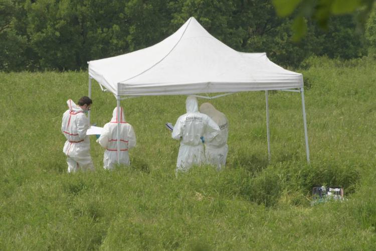 Trovato il cadavere di una ragazza in fondo a una scarpata: perquisita la casa di un amico