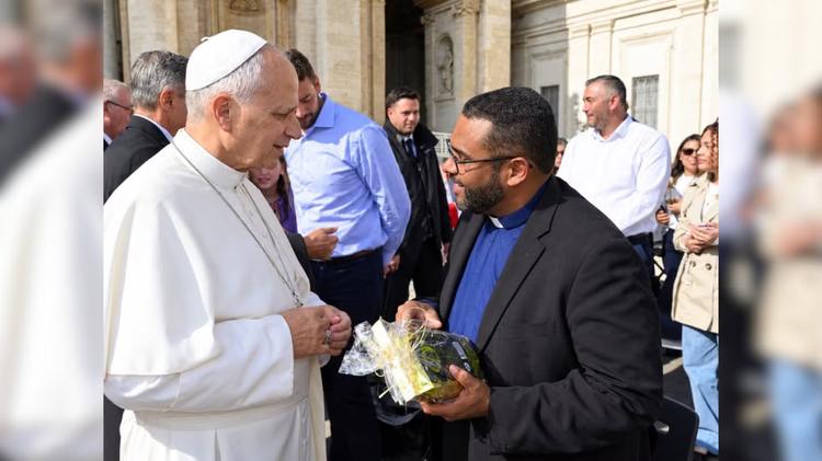 Papa Leão XIV é presenteado por padre com café produzido no interior de MG
