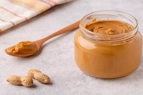 ملعقتان يومياً من زبدة الفول السوداني.. فوائد للقلب والوزن لكن بشرط