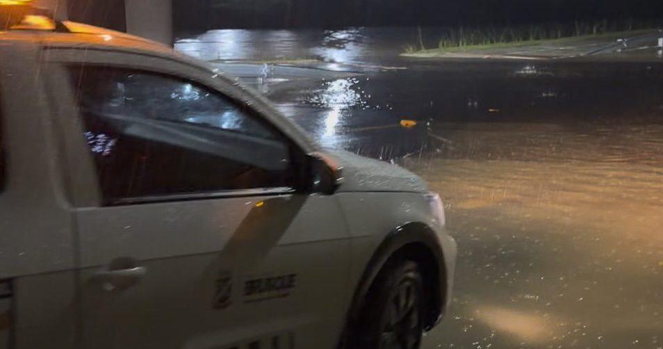 Rio Itajaí-Mirim sai da calha e preocupa moradores em Brusque