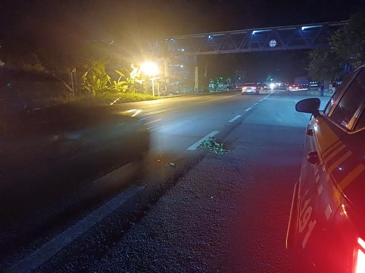 Jovem fica ferido em acidente entre carro e moto na BR-393, em Barra Mansa