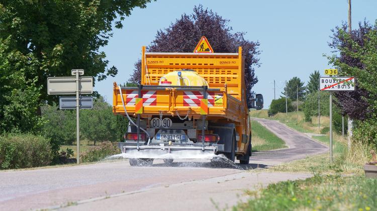 Canicule : le Département mobilisé pour préserver les routes grâce au lait de chaux