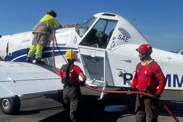 Bombeiros utilizam avião no combate a incêndio que já dura mais de 48 horas em Manaus