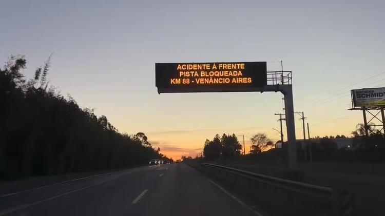 Caminhão com produto químico perigoso se envolve em engavetamento e bloqueia estrada no RS