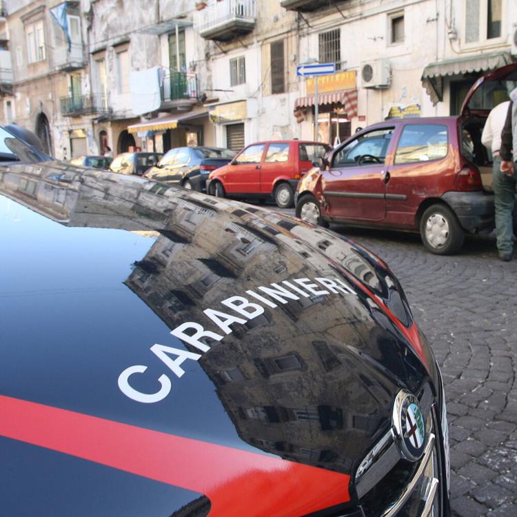 Uccide il padre di 73 anni e gli dà fuoco