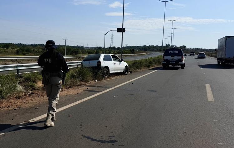 Passageira de moto fica em estado grave após ser atingida por carro na BR-401; motorista fugiu