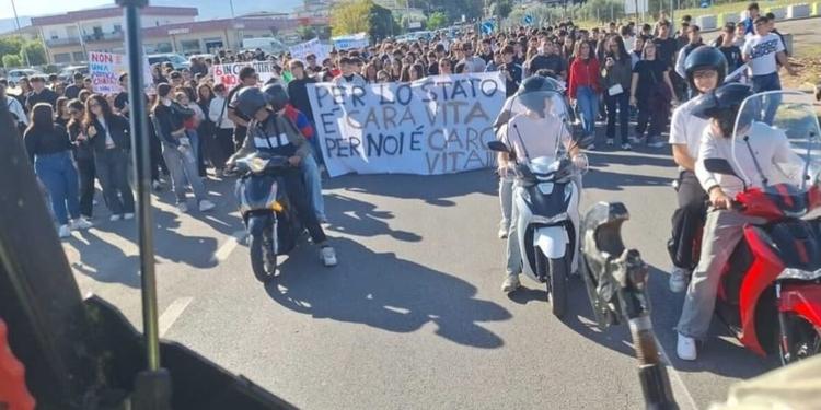 Caro carburanti, in Calabria tornano le autobotti: la protesta sulle strade non si ferma