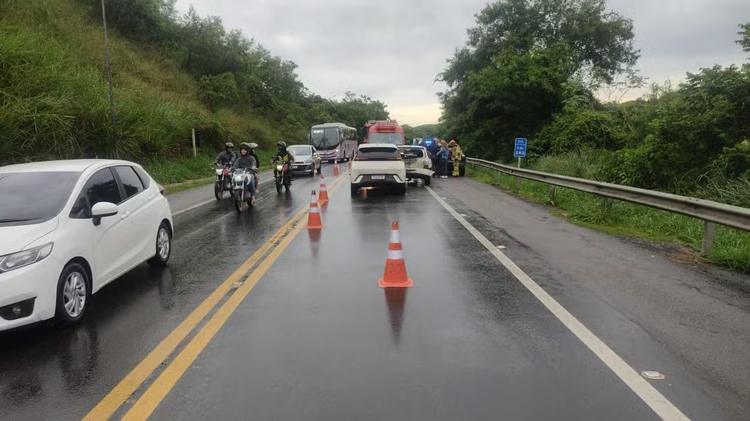 Acidente entre carros deixa ferido na BR-393, em Volta Redonda