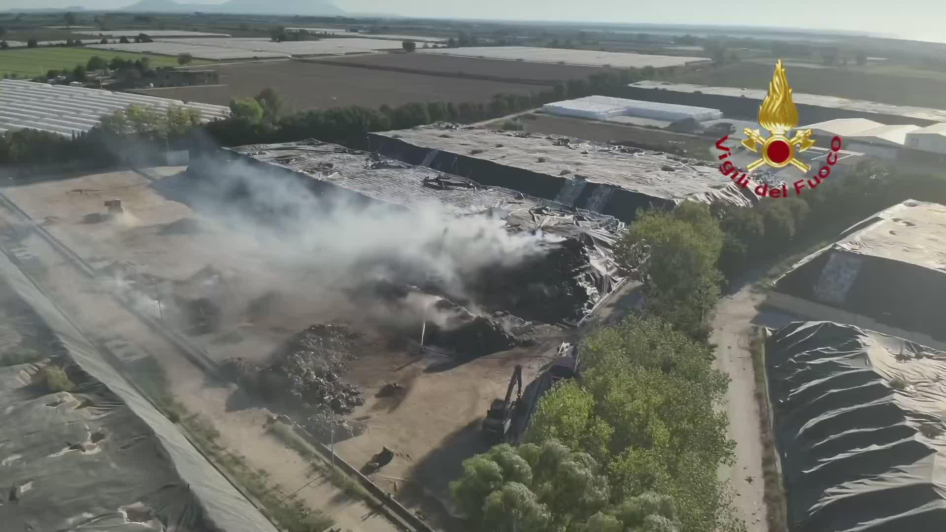 Incendio Taverna del Re, Arpac: “Diossine oltre i limiti”