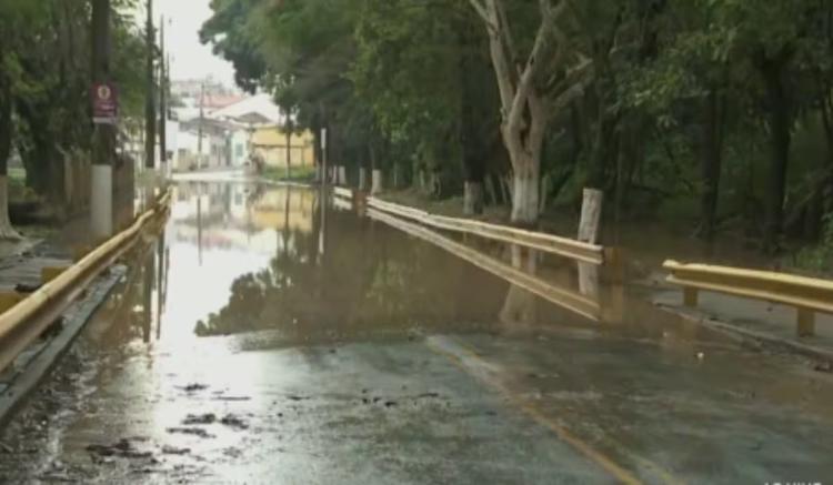 Rio Capivari transborda em Monte Mor após chuva superar média esperada para todo o mês