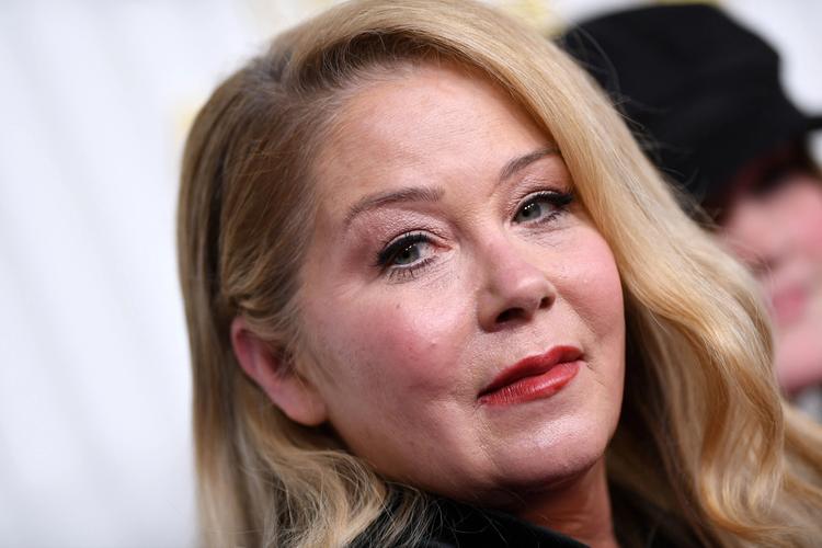 La actriz Christina Applegate dice que recibió diagnóstico erróneo de esclerosis múltiple