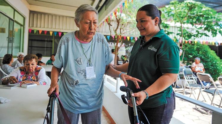 ¡Evita riesgos! DIF Morelos pide extremar precauciones con adultos mayores en la calle