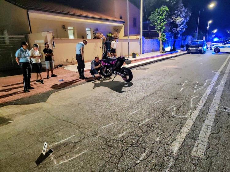 Muore investita a 15 anni, arrestato motociclista di 20 anni. I testimoni: "Stava impennando"