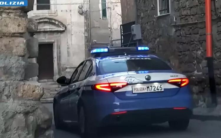 “Hanno rapito una donna”: paura in centro a Caltanissetta, ma era nascosta nel cofano per non farsi "scoprire"