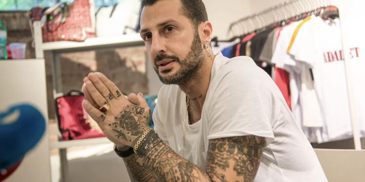 Fabrizio Corona senza patente, non si ferma all’alt e fugge in auto: denunciato
