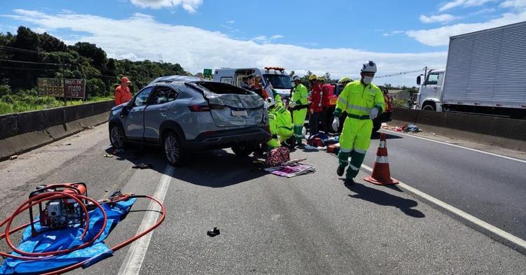 Passageiro morre após capotamento na BR-101, em Balneário Piçarras; motorista sofreu ferimentos leves