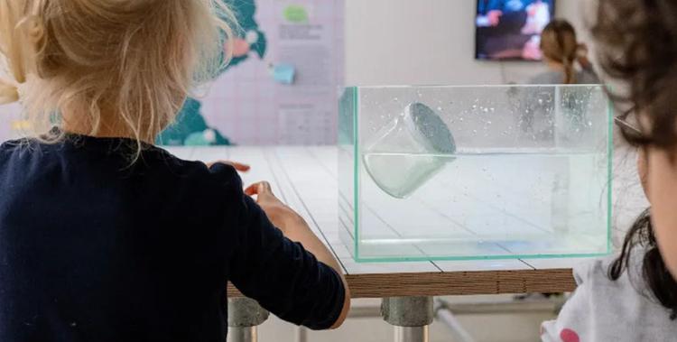  Kinder experimentieren mit Wasser