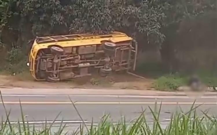 Acidente entre ônibus escolar e carreta é registrado na BR-393, em Paraíba do Sul; Ninguém ficou ferido