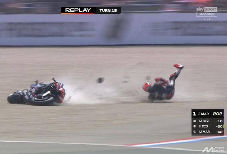 MotoGP, Bezzecchi vola in curva e si ribalta più volte. Tripletta Aprilia ad Assen, vince Ogura