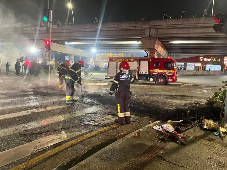 Protesto interdita cruzamento da Avenida Centenário com a rodovia Augusto Montenegro, em Belém