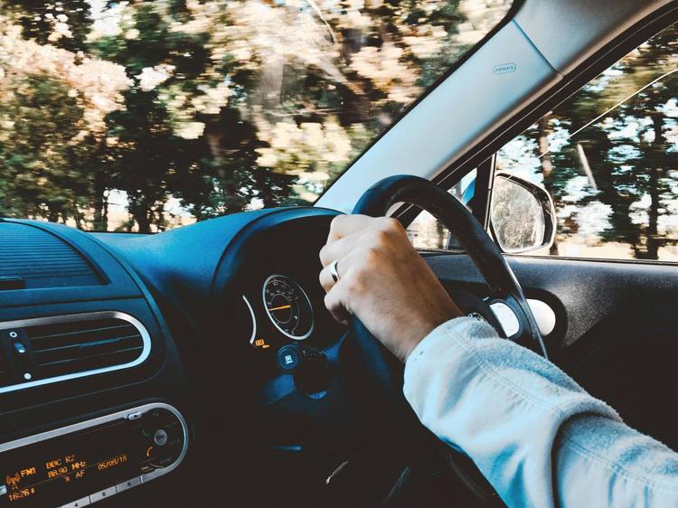 Guidi l’auto di un altro, occhio ai rischi: cosa sapere per evitare le sanzioni