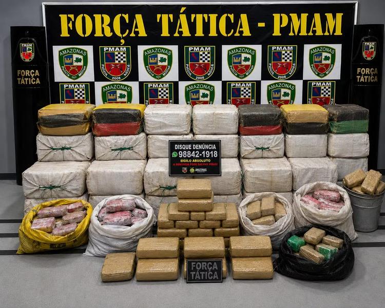 Após troca de tiros, polícia apreende 1,5 tonelada de drogas e 60 coletes com símbolos da Polícia Civil no AM