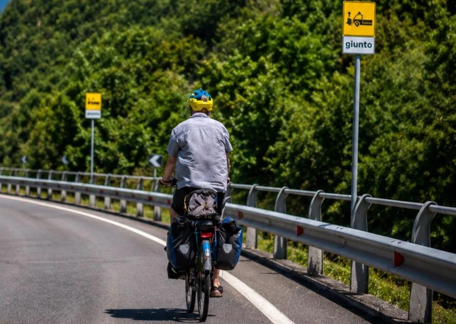 Ciclista sulla superstrada tra Cuccaro Vetere e Ceraso
