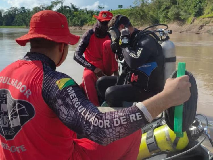 Operação dos bombeiros procura homem que sumiu após naufrágio de barco em rio do AC