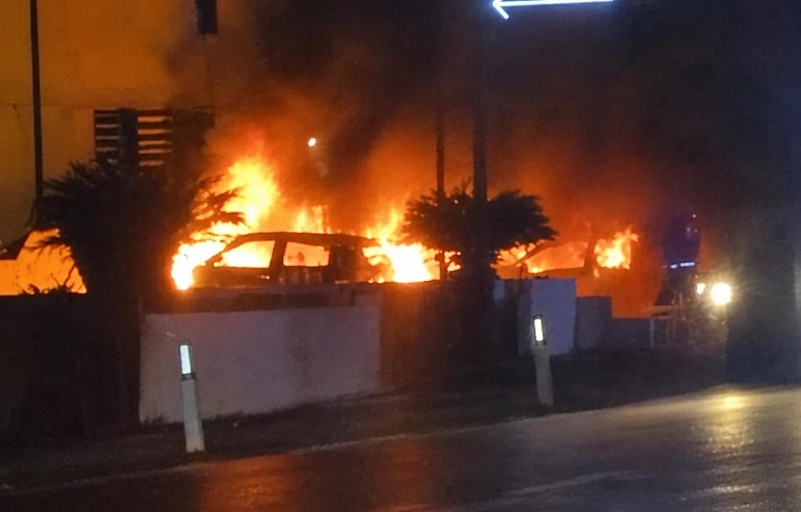 Notte di fuoco a Capaccio Paestum: auto avvolte dalle fiamme