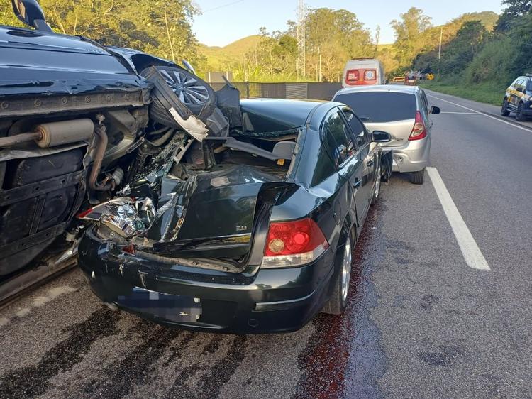 Engavetamento entre carros interdita trecho da Serra das Araras, em Piraí