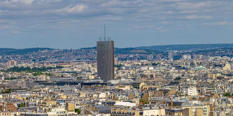 A Parigi crollano vetrate della Tour Montparnasse, eretto un perimetro di sicurezza