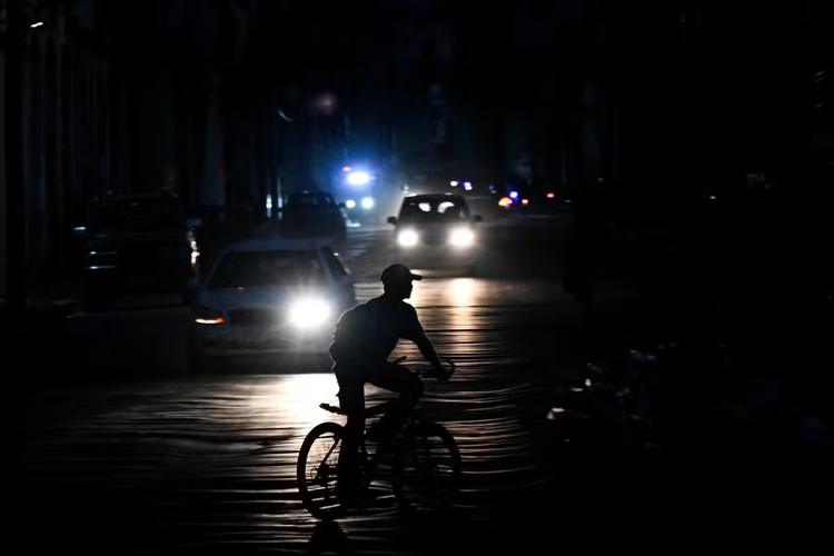 Rede elétrica nacional de Cuba entra em colapso e gera novo apagão