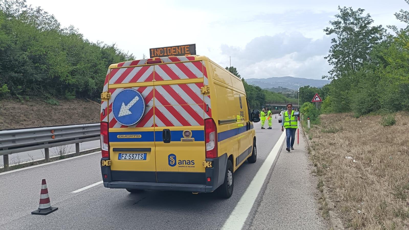 Tragico incidente sulla Statale 700 a Caserta: una vittima e traffico bloccato
