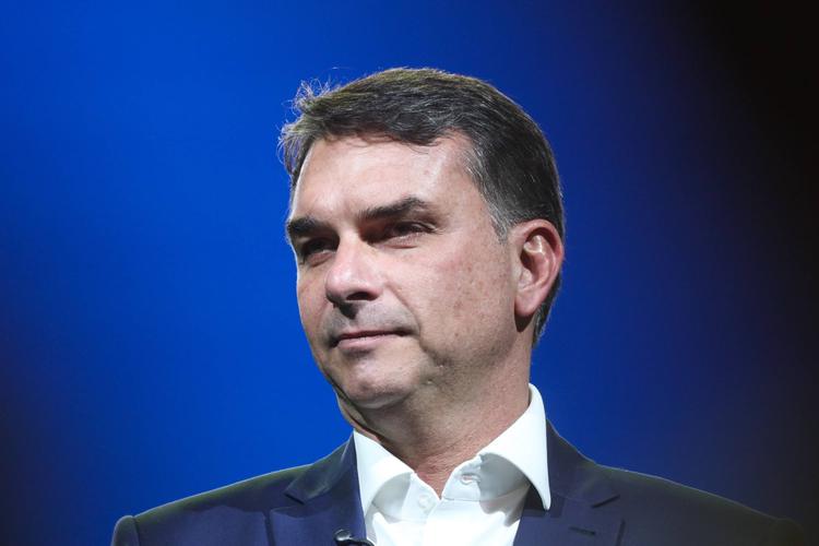 Flávio Bolsonaro desmente boato sobre padroeira do Brasil