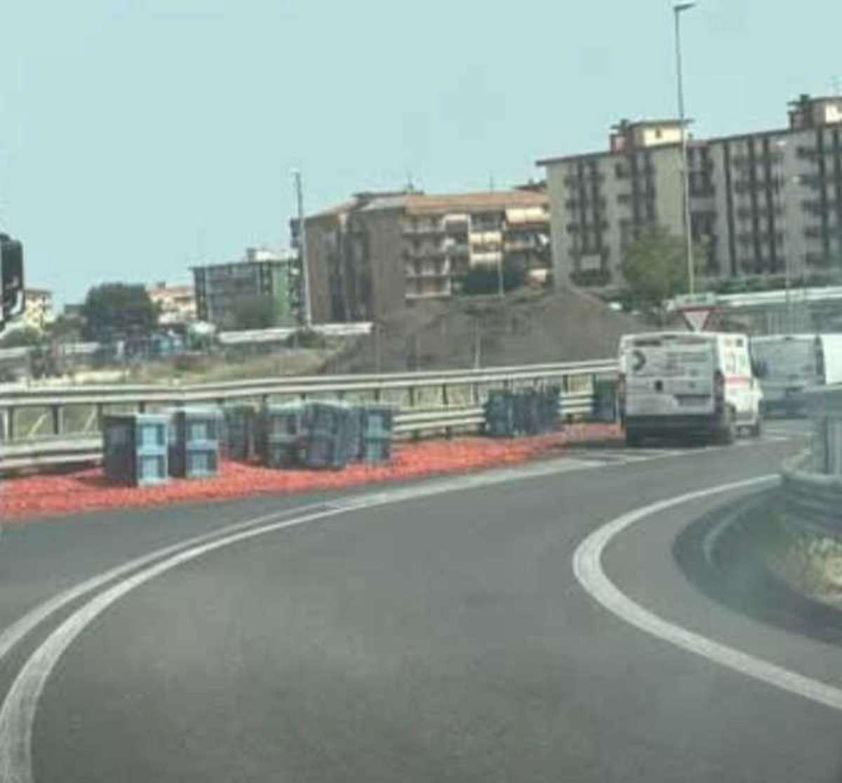 Camion perde il carico di pomodori a Battipaglia: traffico e senso unico alternato sulla A2