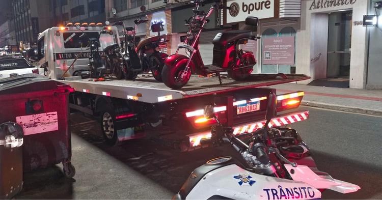 Autopropelidos na contramão e ciclomotor sem registro são autuados em Balneário Camboriú