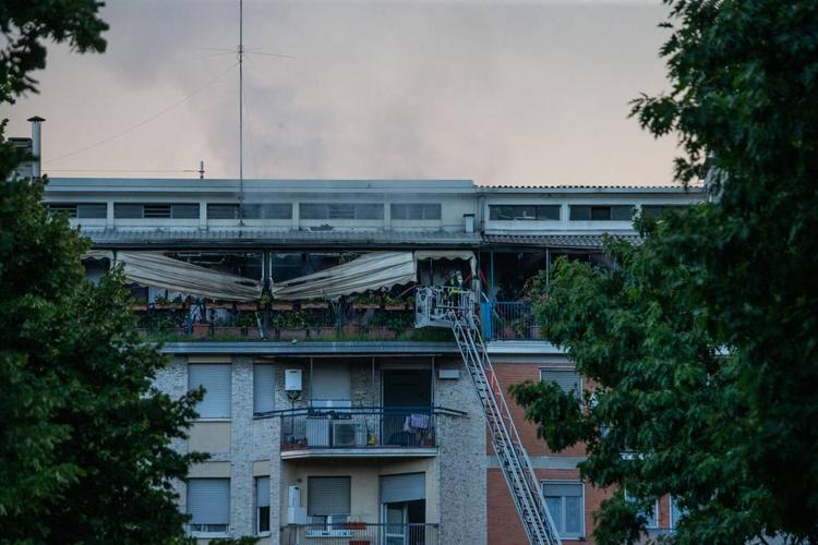 Incendio in uno stabile a Milano, morti una donna e un uomo
