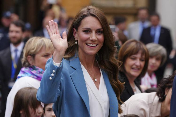 Kate e il ritorno al castano iconico: nei capelli il segnale della rinascita a Reggio Emilia