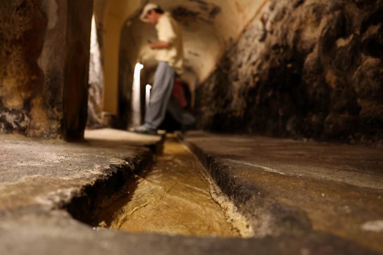 Una galería subterránea por la que se canalizaba el agua en época romana, en la destilería Puerto de Indias.