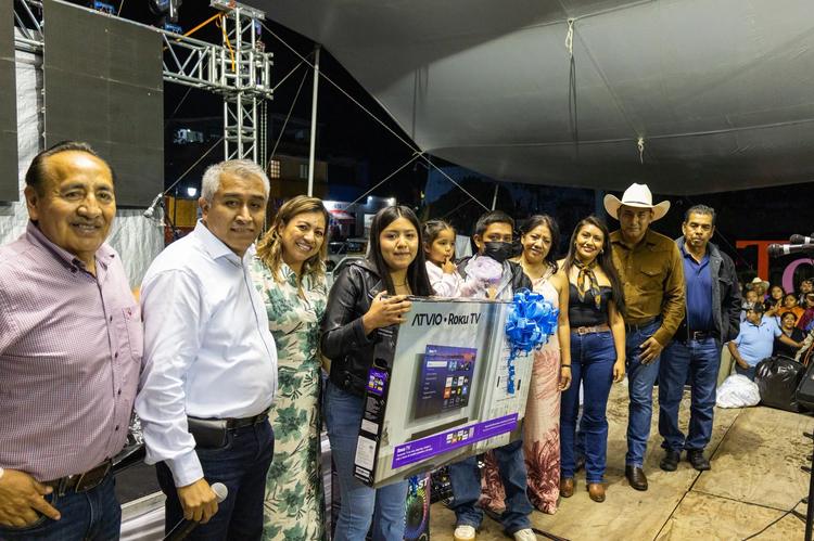 ¡Totolapan se Vistió de Fiesta! El Ayuntamiento Celebra a los Padres con Cultura y Sorteos Inolvidables
