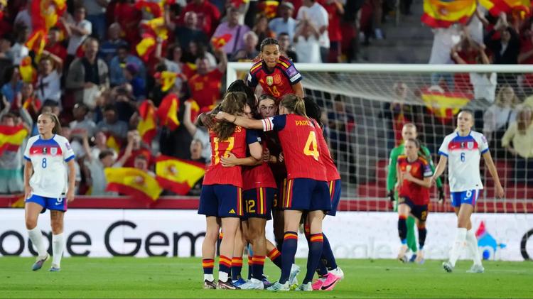 España - Inglaterra de clasificación al Mundial femenino 2027, en directo: marcador, goles y última hora de la jornada 5