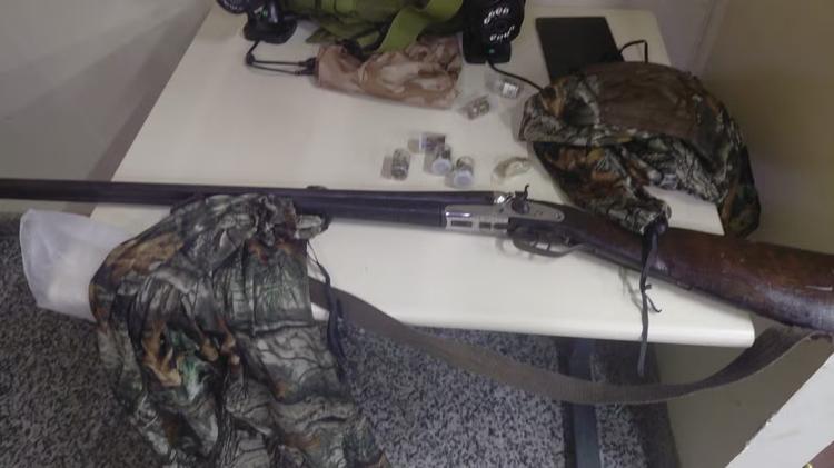 PM recupera carro roubado e apreende arma e drogas em Paraty