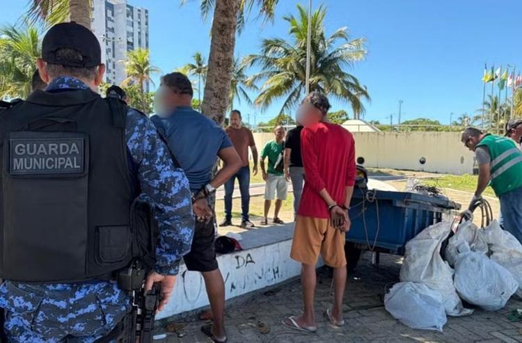 Dois homens são presos suspeitos de recepetação de cabos de energia na orla de Jaraguá, em Maceió