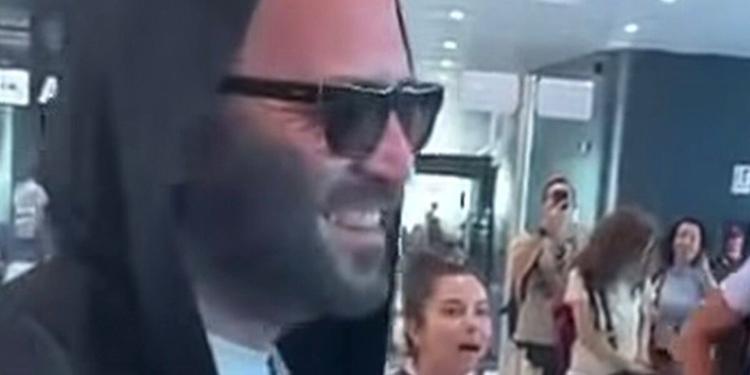 L'attesa al gate in aeroporto? Giuliano Sangiorgi canta insieme ai fan al gate! VIDEO