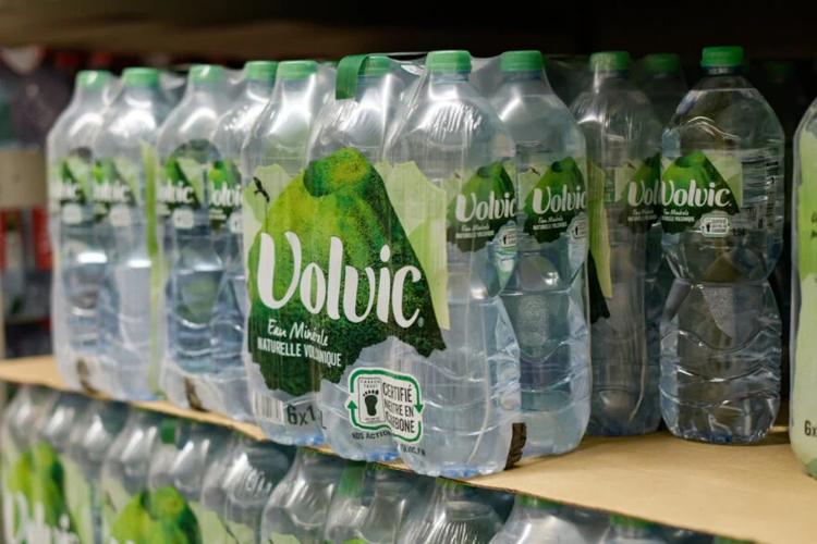Dans le top 3 des marques d’eau les plus saines, Volvic a changé de bouteille