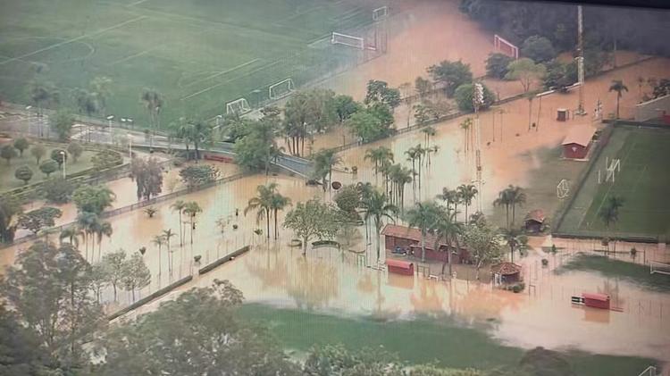 Centro de treinamento da base do São Paulo fica alagado após fortes chuvas em Cotia, na Grande SP