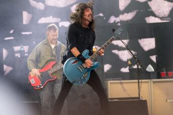 Foo Fighters servem sangue, tripas e rock and roll em novo vídeo ‘Spit Shine’, cheio de zumbis